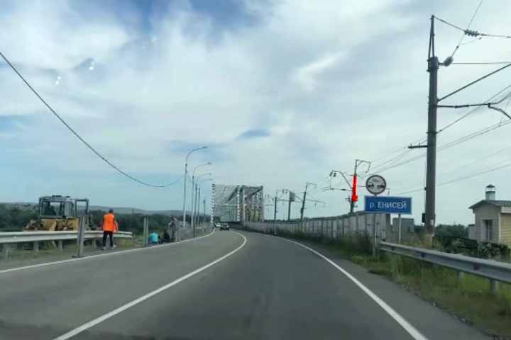 В Хакасии приступили к ремонту трассы, просевшей возле моста через реку Енисей 